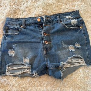 Distressed denim jean shorts. Perfect for your Summer tan